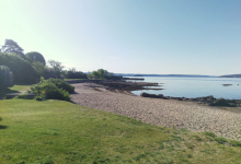 Utsikt over sandstranda på Huk naturiststrand