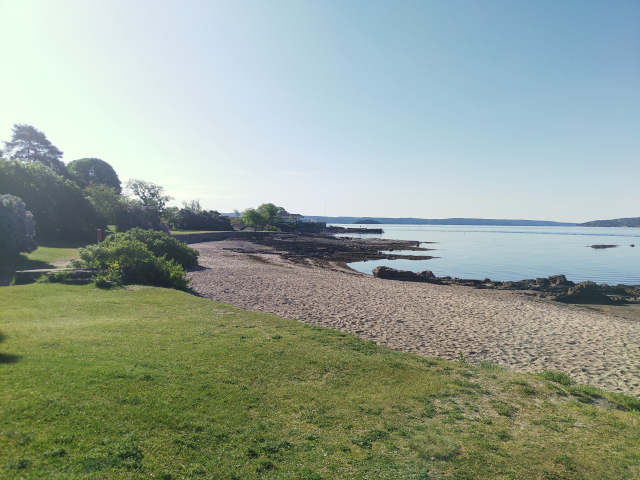 Utsikt over sandstranda på Huk naturiststrand