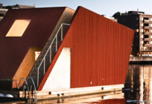 Badstua Albatrossen er formet som et avlangt trapes, ligger i Bjørvika og er kledd i røde paneler på utsida.