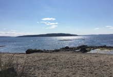 Utsikt over sandstranda på Huk naturiststrand