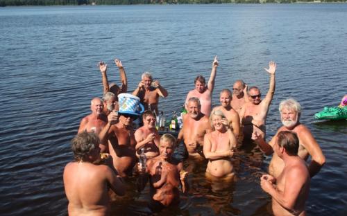 Glad gjeng i "Rumpan bar". en flytende bardisk på Norasjøen