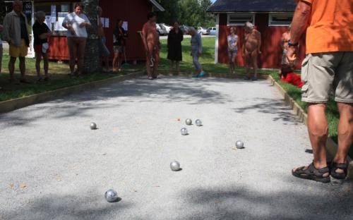 Fra petanque (boule)-turneringen. Totalt 10 norske og svenske 3-manns lag deltok